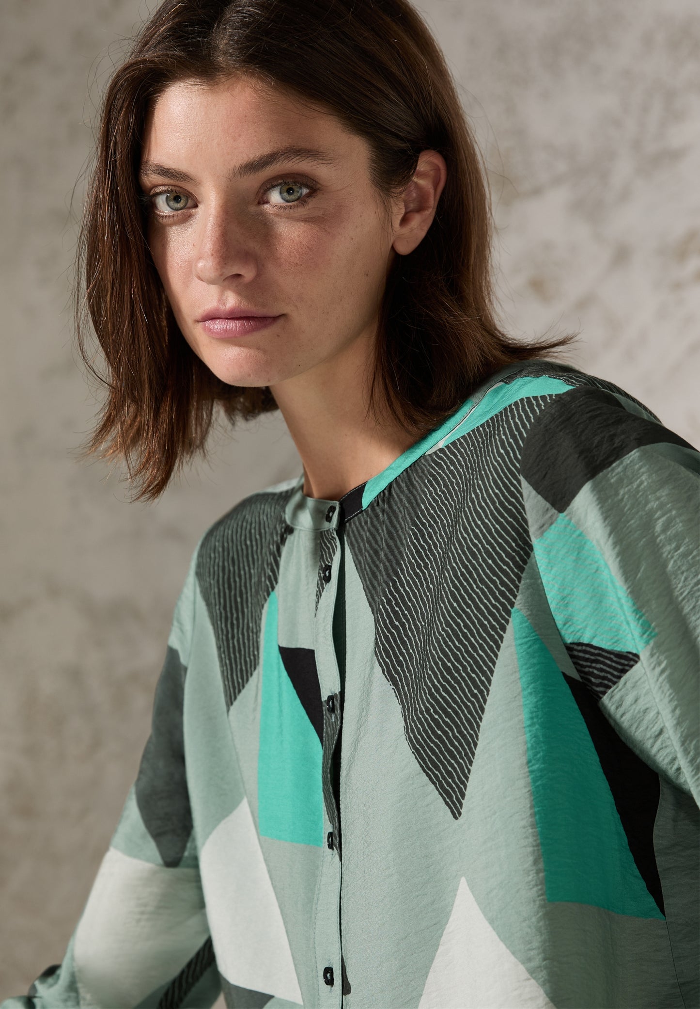 Bluse mit grafischem Muster glaced salvia green Bild 7