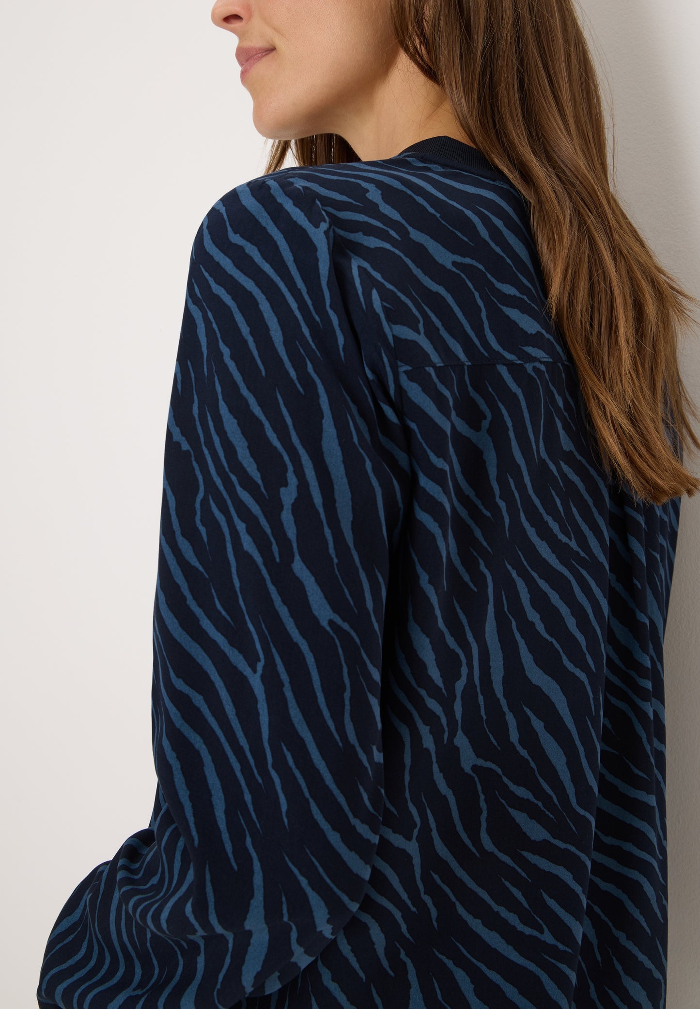 Bluse mit Zebra Print urban dark blue Bild 7