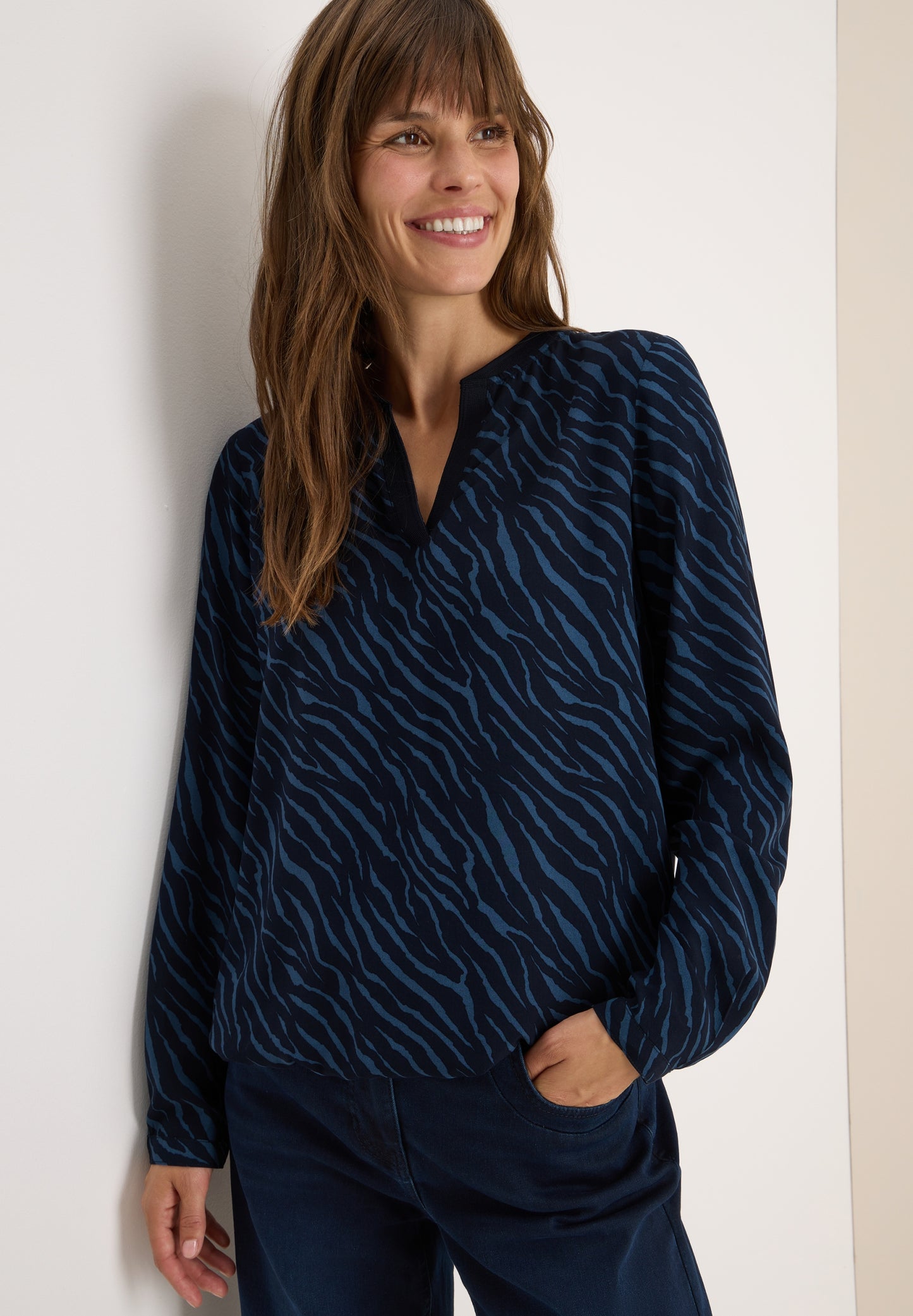 Bluse mit Zebra Print urban dark blue Bild 7