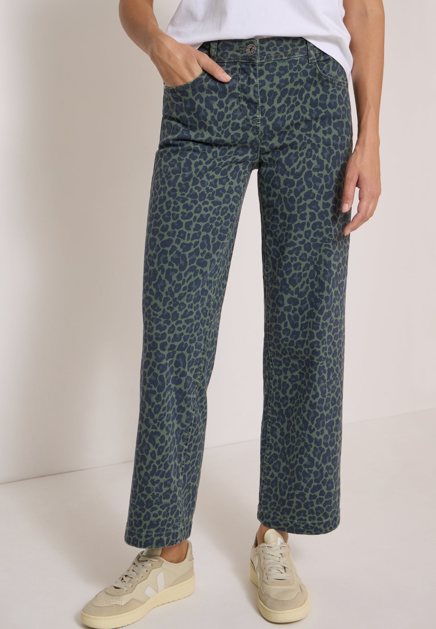High Waist Wide Leg Jeans mit Leo-Muster dried olive green Bild 7