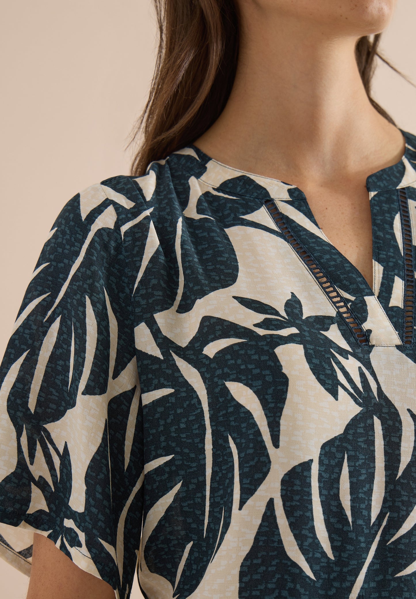Midikleid mit Split Neck und Print palm breeze green Bild 7
