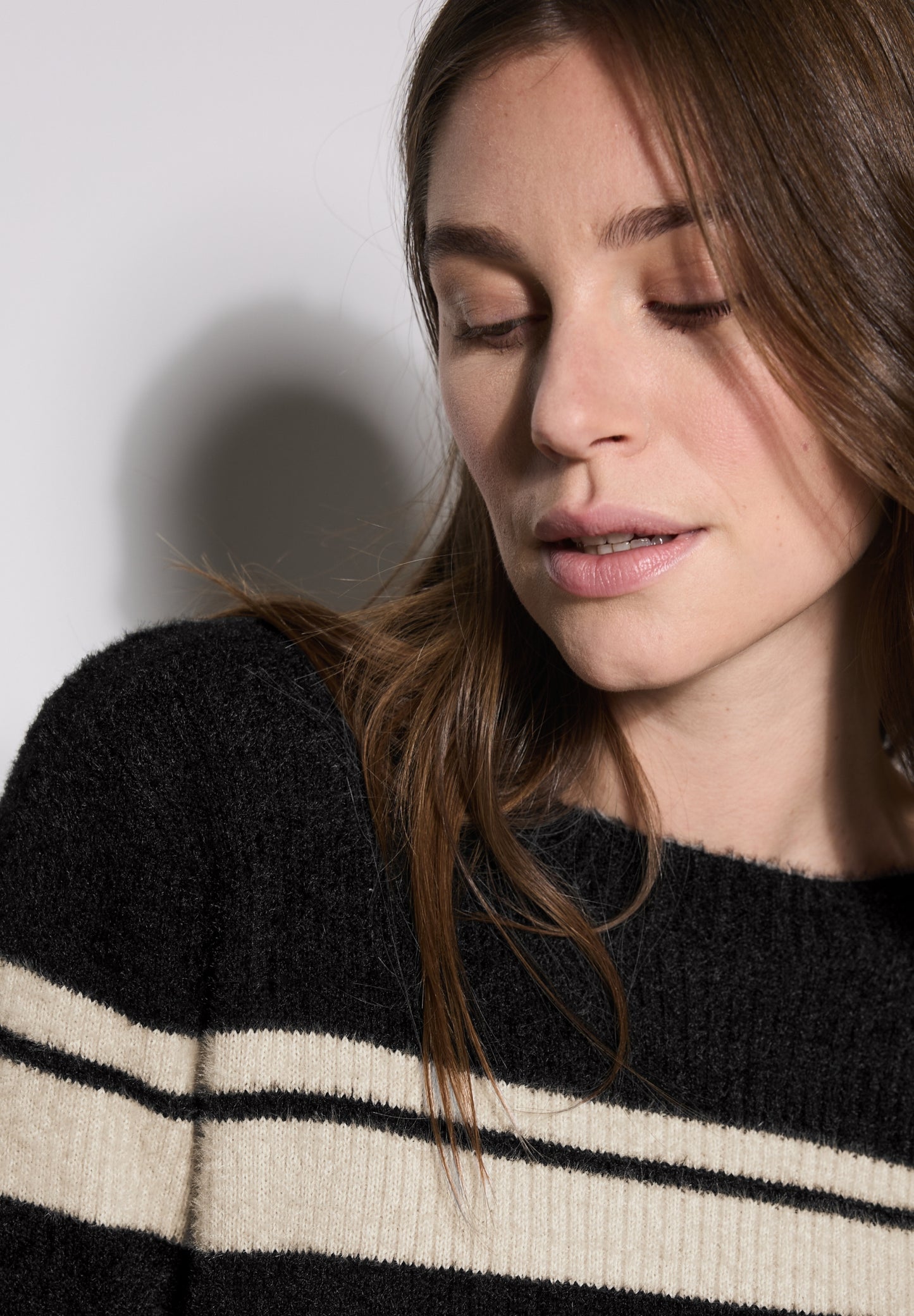 TOS_Striped Feather Yarn Black Bild 6