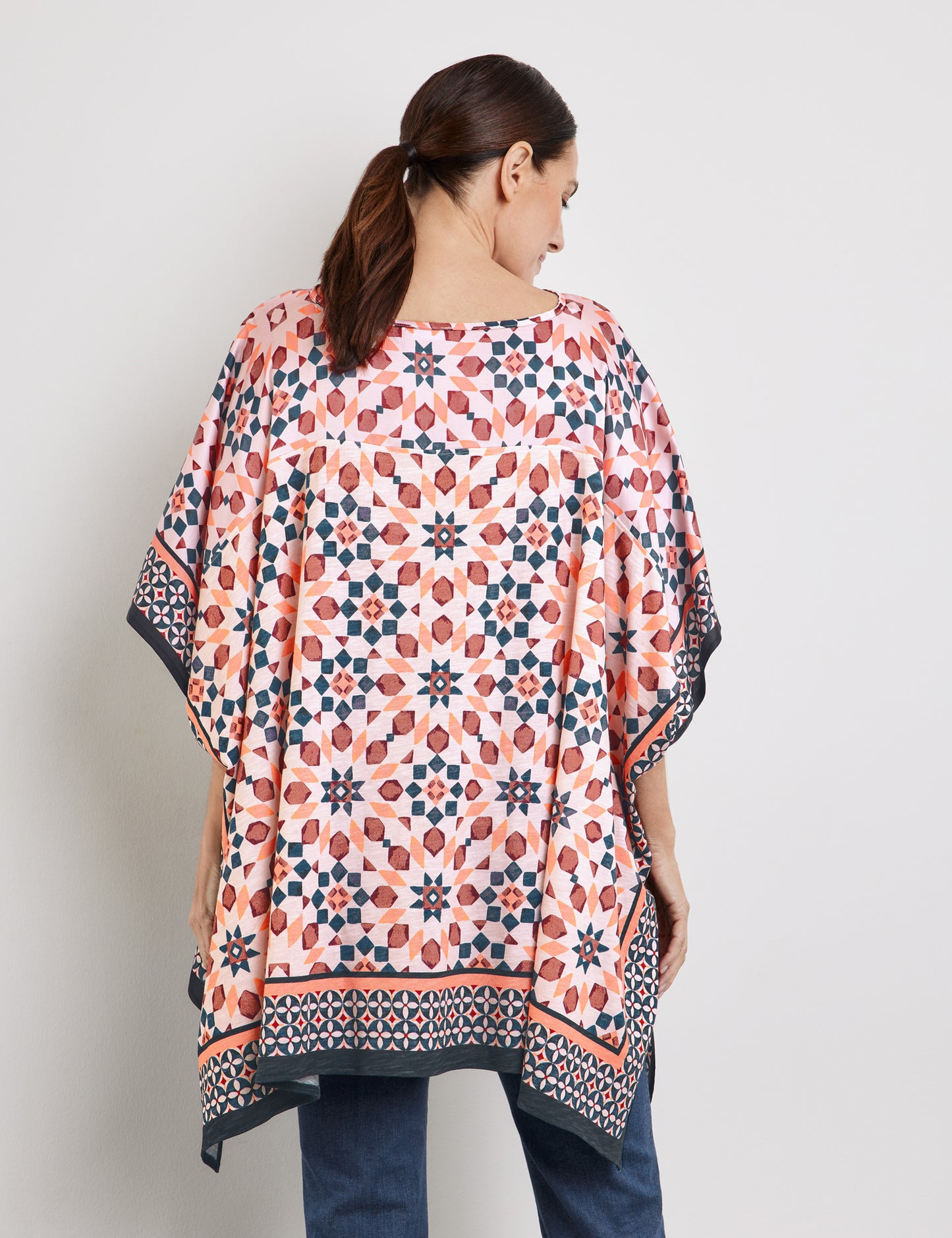 Gemusterter Jerseyponcho ECRU/WEISS/BLAU DRUCK Bild 8