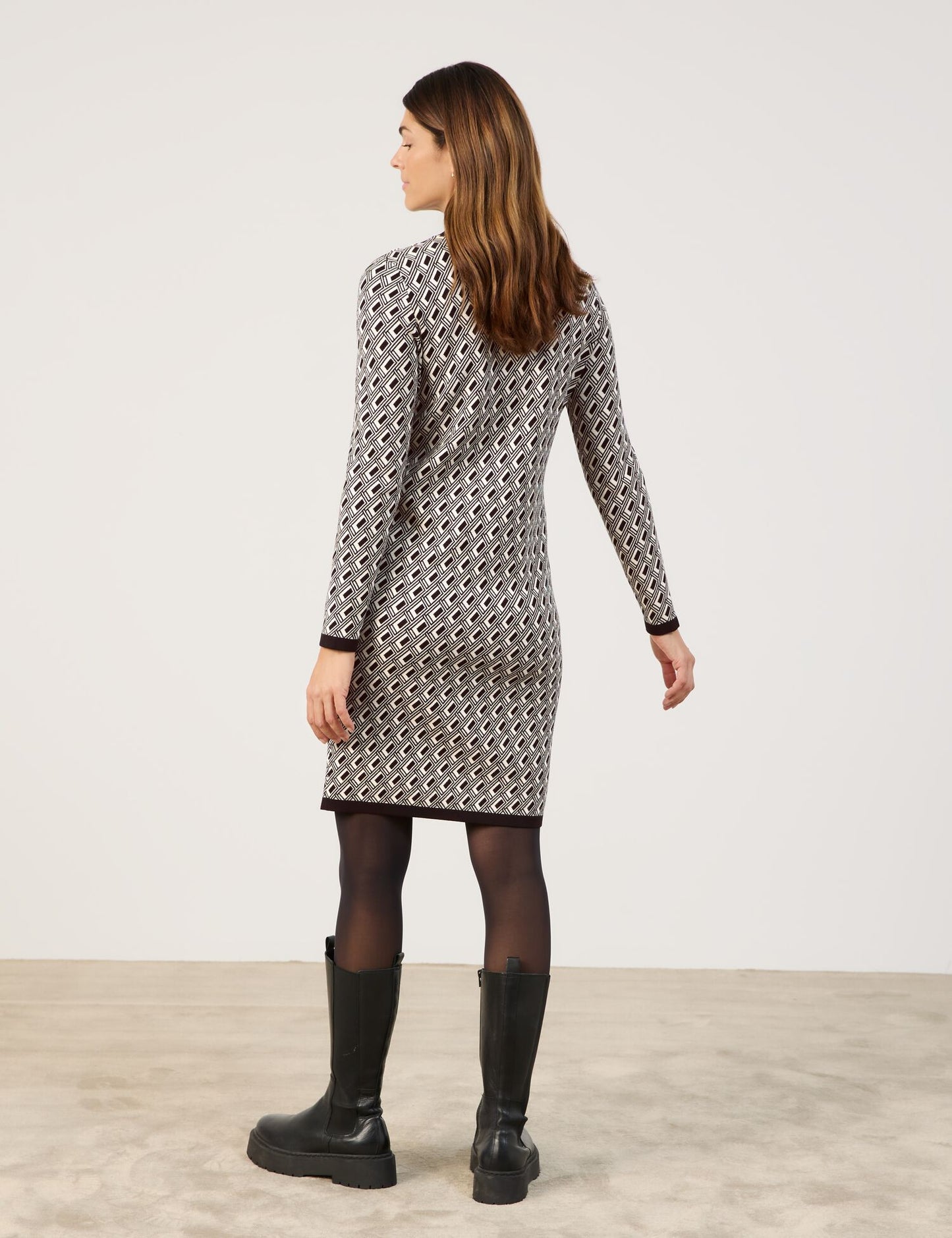 Elegantes Strickkleid mit Jacquard-Muster CREAM / BLACK GRAPHIC JACQUARD Bild 8