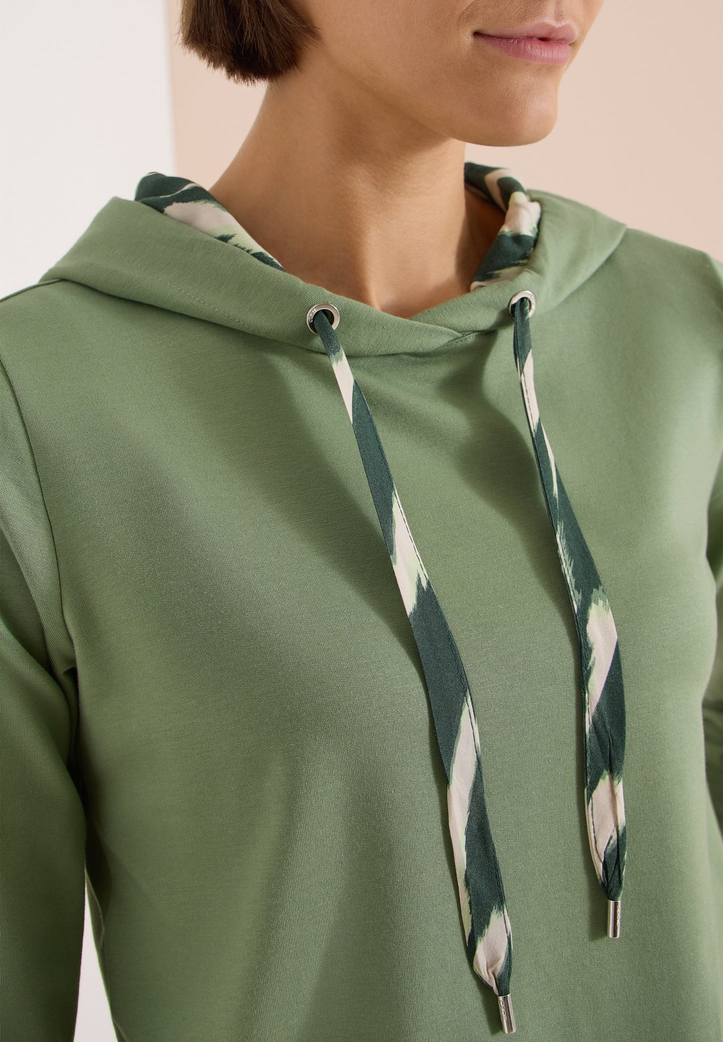 3/4-Arm Shirt mit Kapuze und Printdetails deep matcha green Bild 7