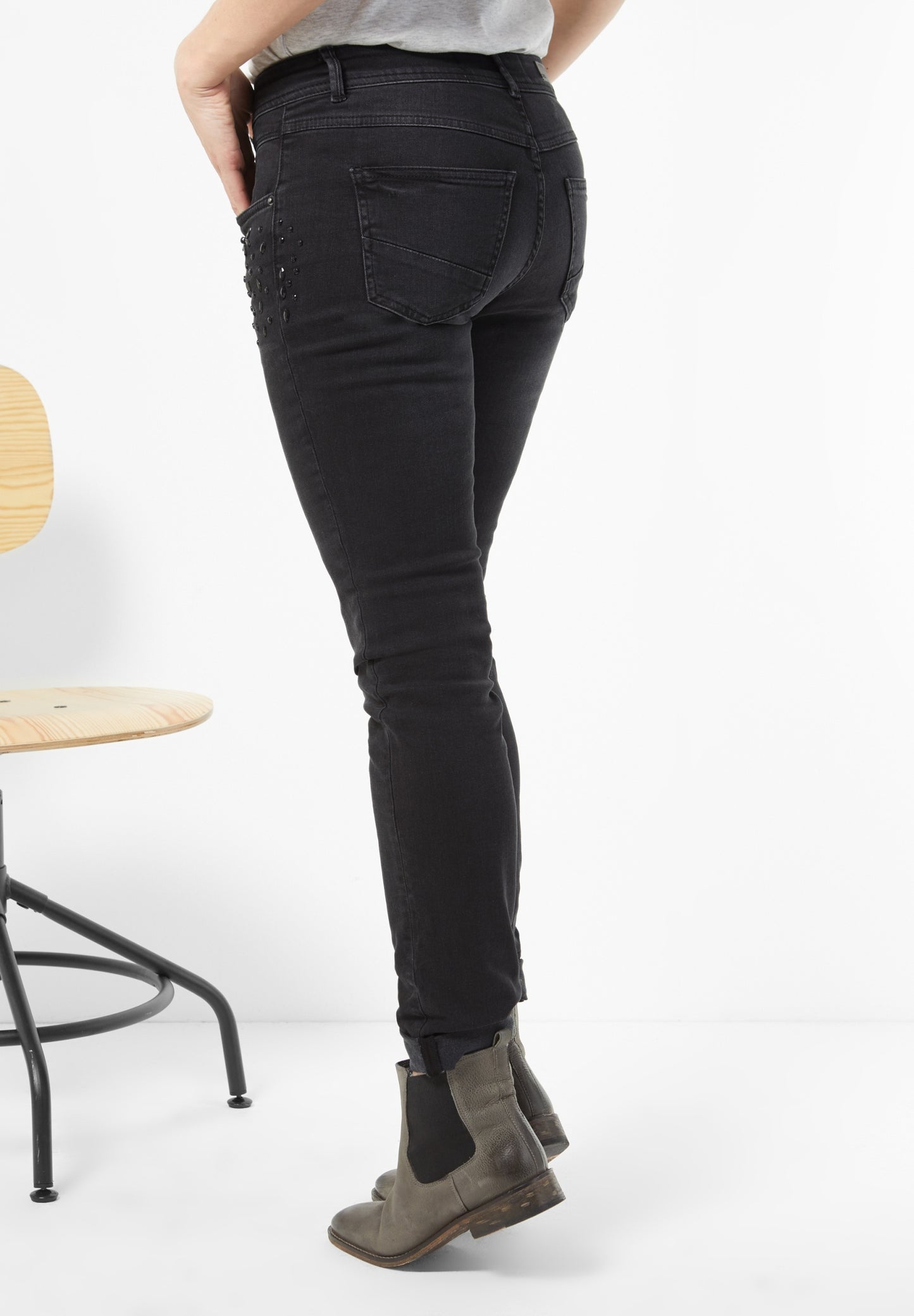 Denim mit Perlen Scarlett grey used wash Bild 3