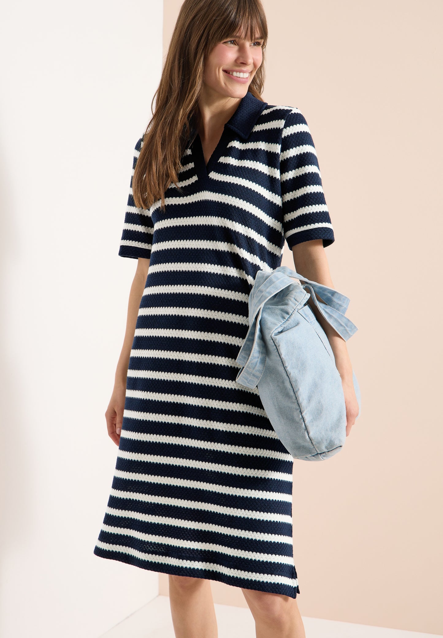Knielanges Kleid in Ajourstrick universal blue Bild 5