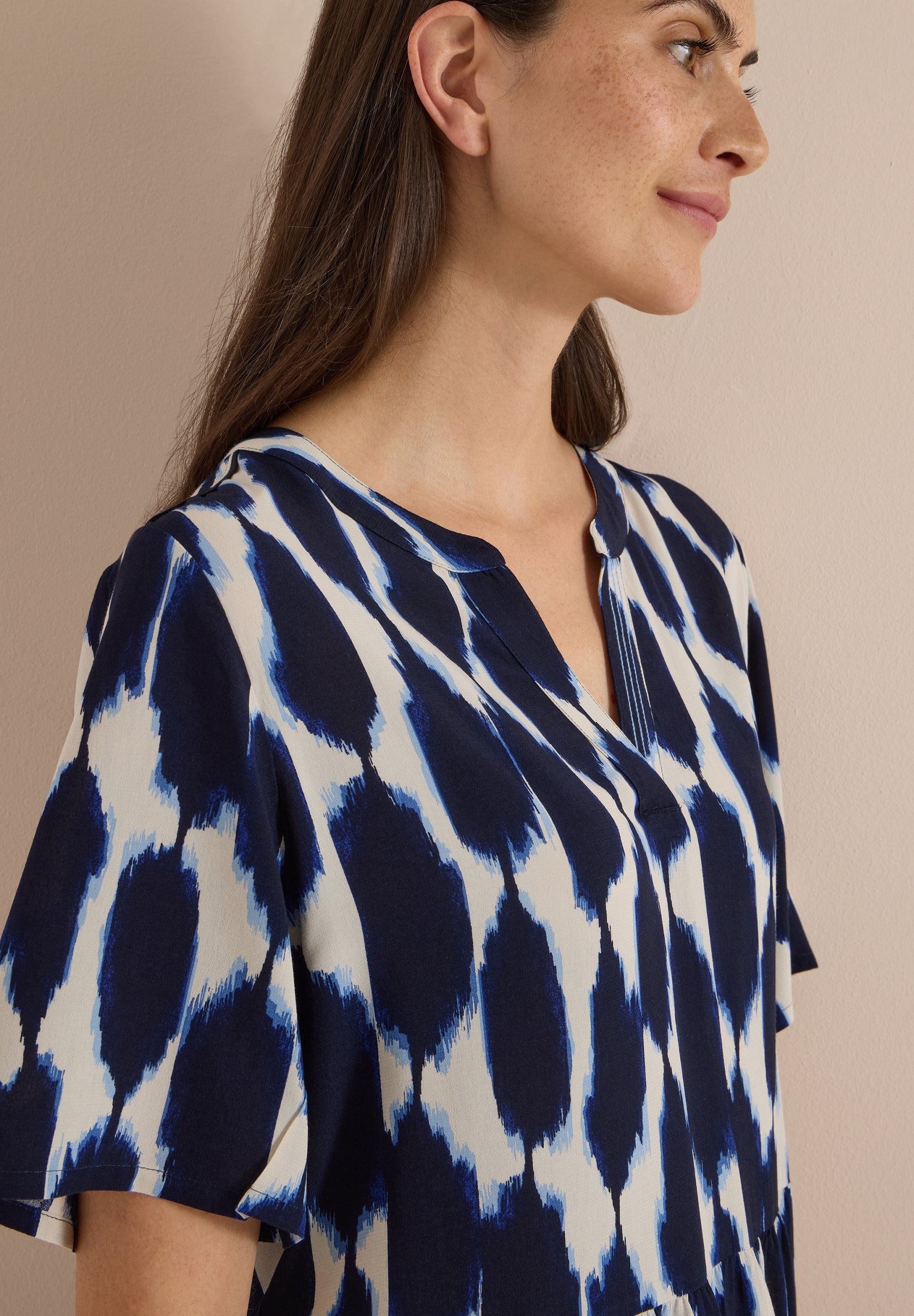 Knielanges Kleid mit Split Neck und Struktur urban dark blue Bild 7