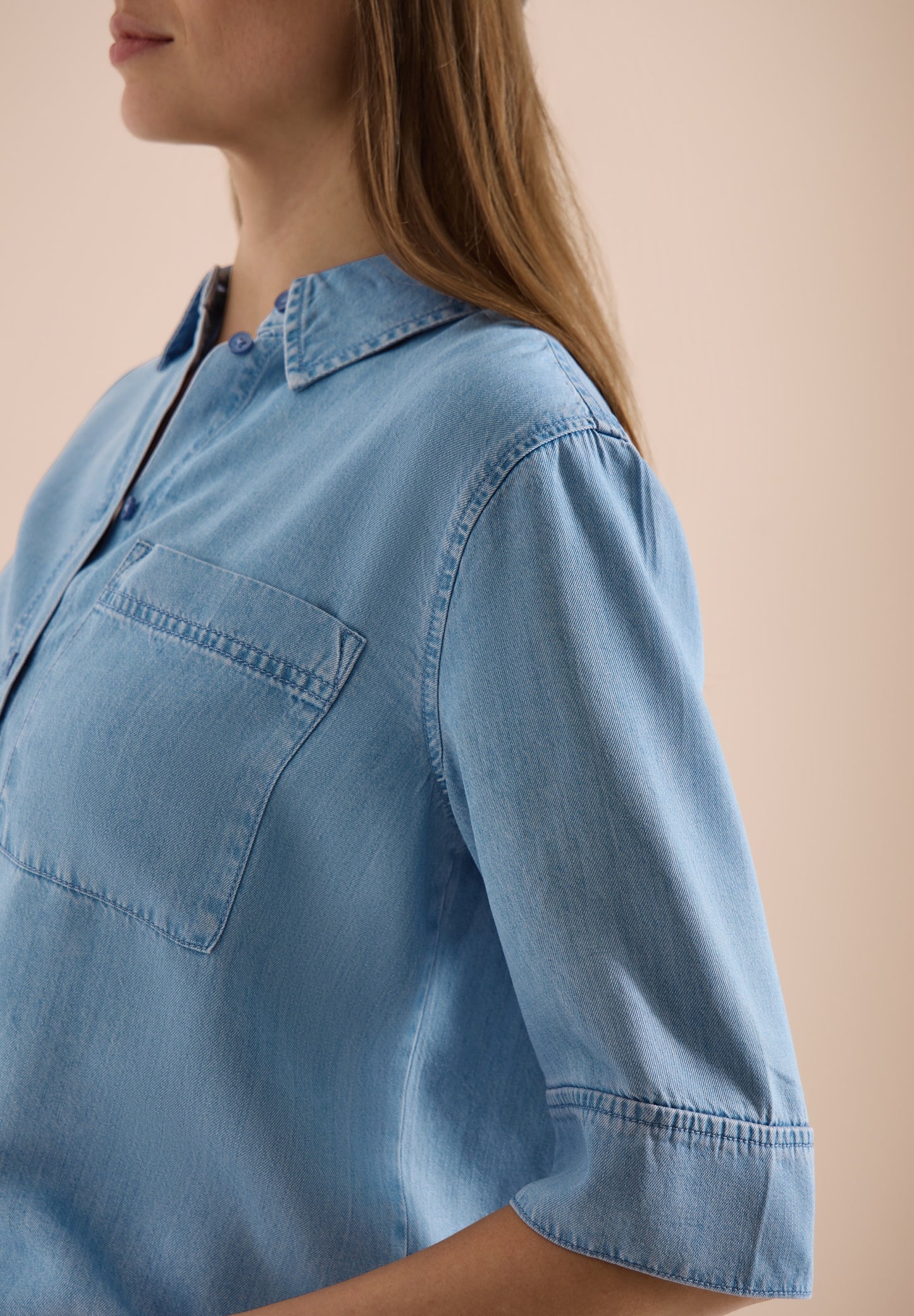 Kurzarm Hemdbluse im Denim-Look light blue wash Bild 6