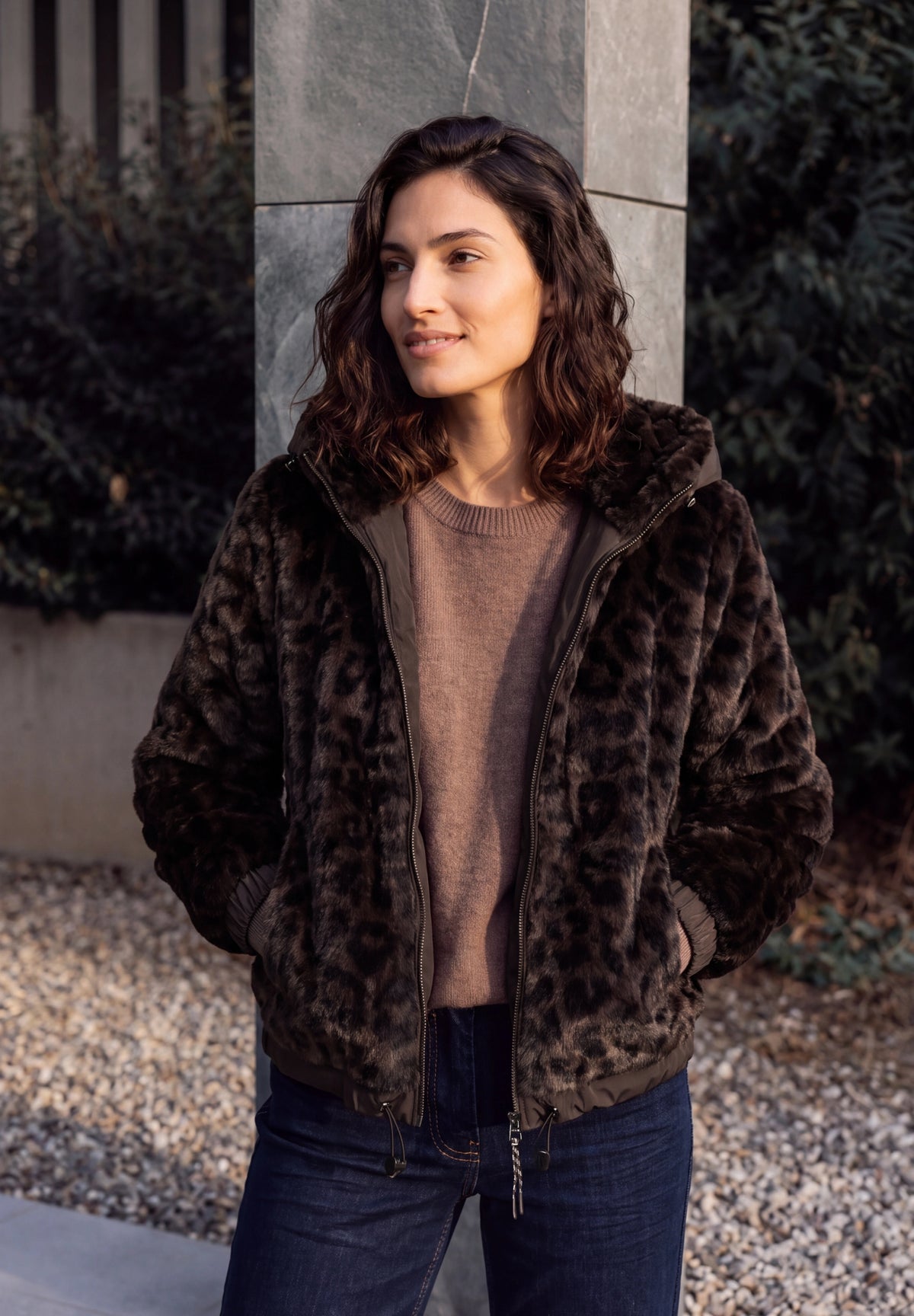 Fake Fur Jacke mit Softshell-Kapuze truffle brown Bild 3
