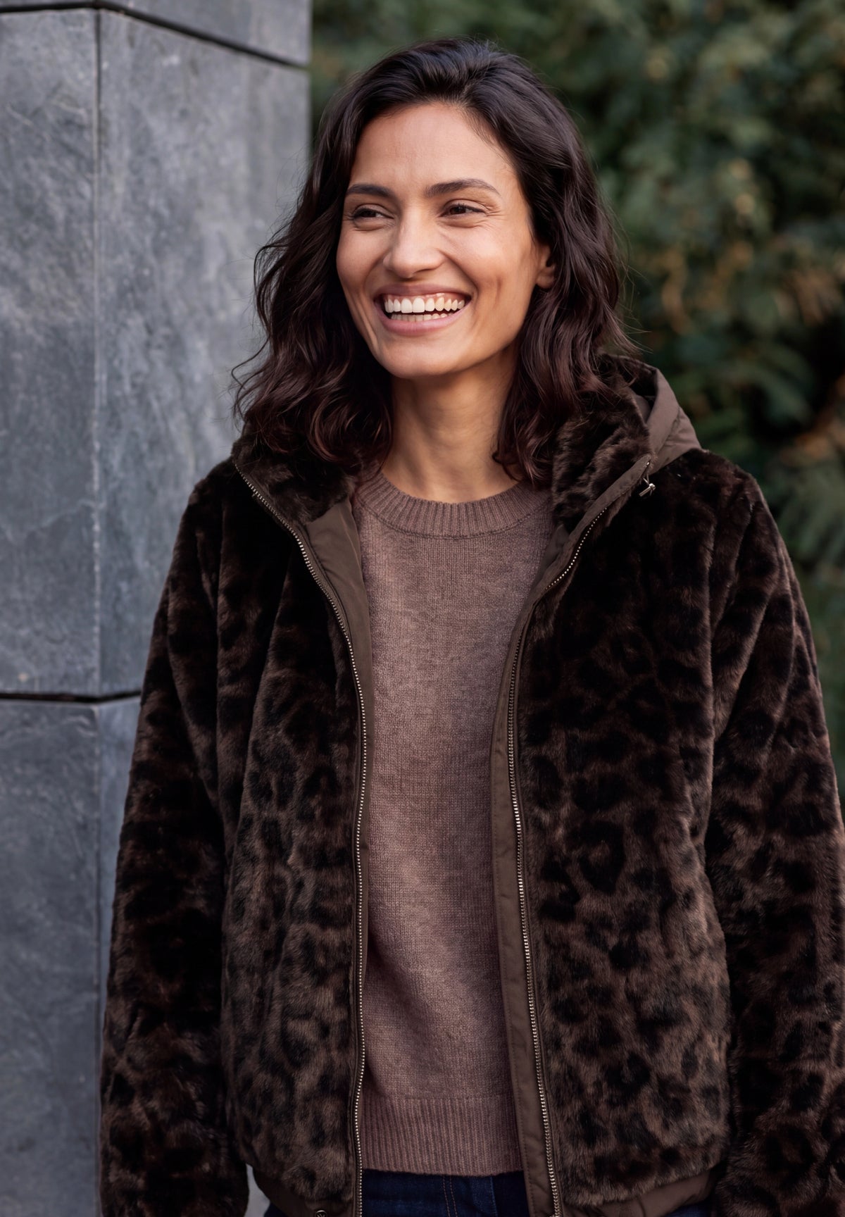 Fake Fur Jacke mit Softshell-Kapuze truffle brown Bild 6