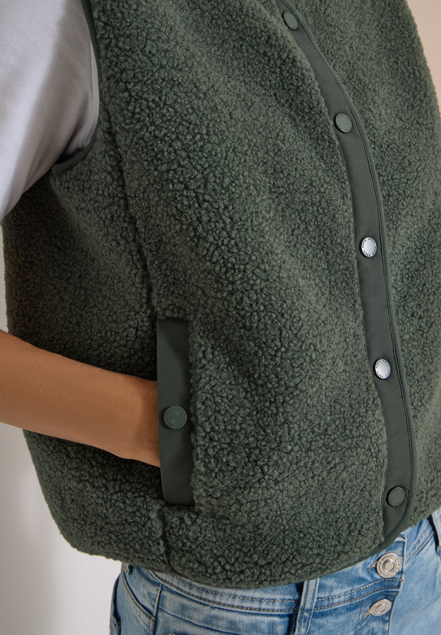 Teddy-Weste mit Softshelldetails dried olive green Bild 6