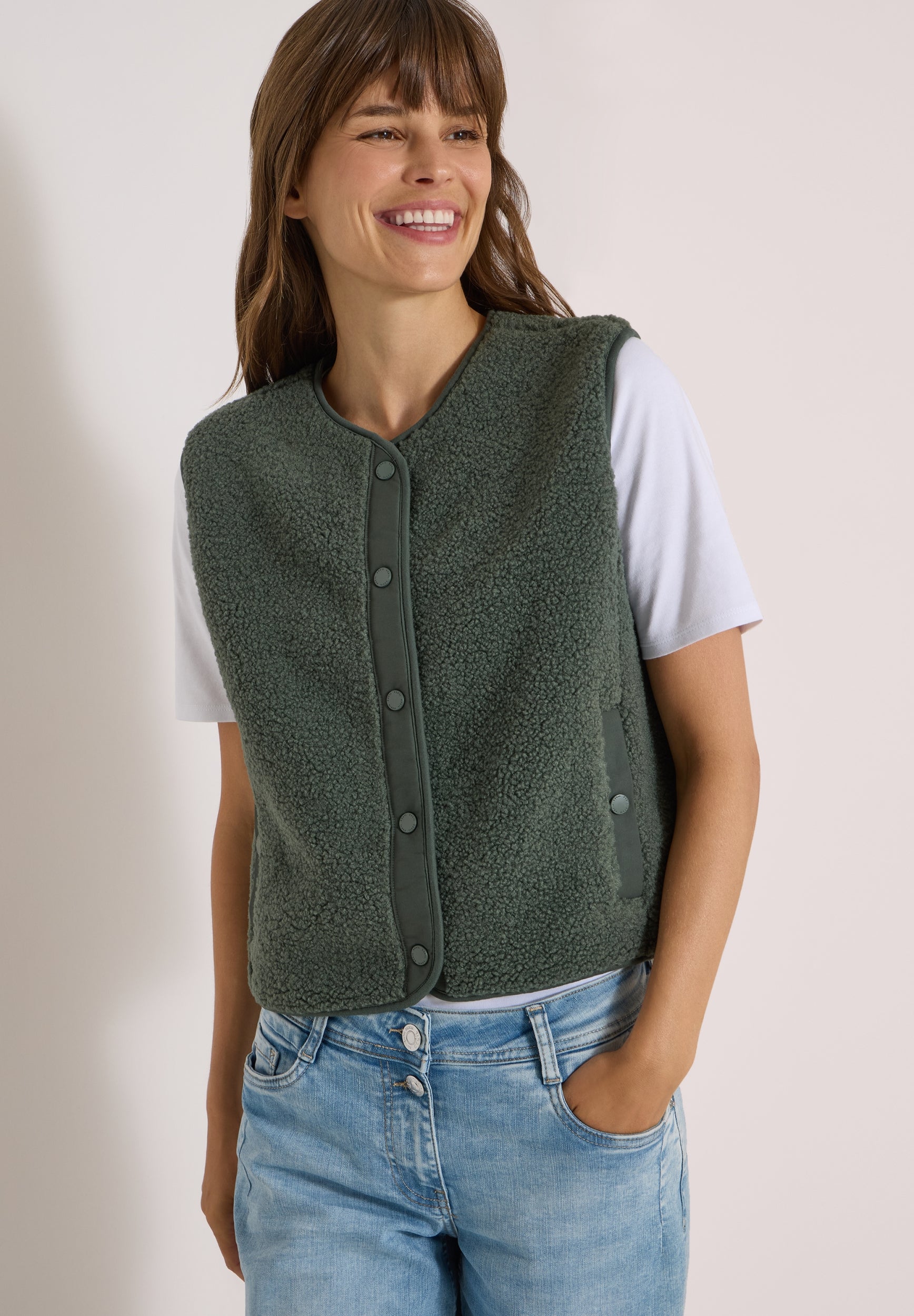 Teddy-Weste mit Softshelldetails dried olive green Bild 7