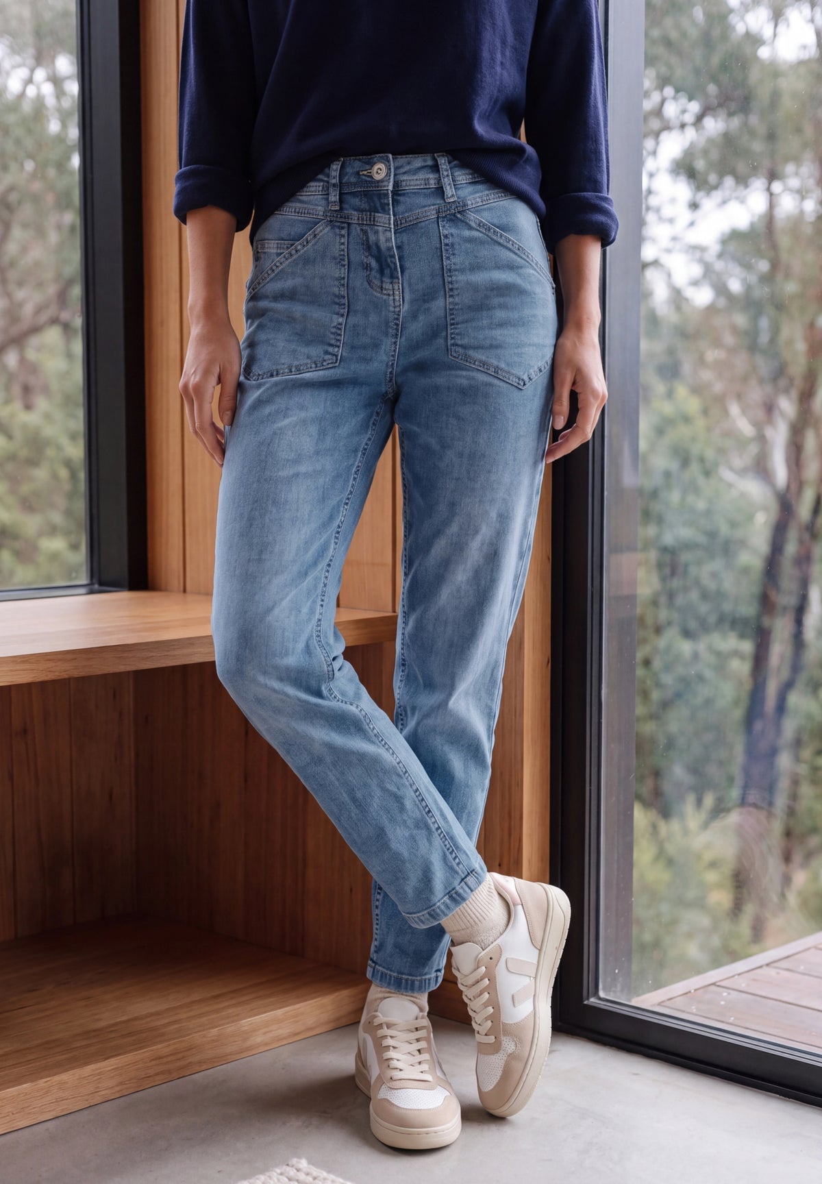 Mid Waist Barrel Leg Jeans im Casual Fit mid blue wash Bild 3