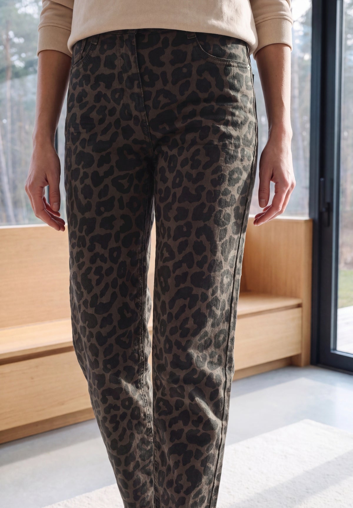High Waist Barrel Leg Jeans mit Leo-Muster truffle brown Bild 6