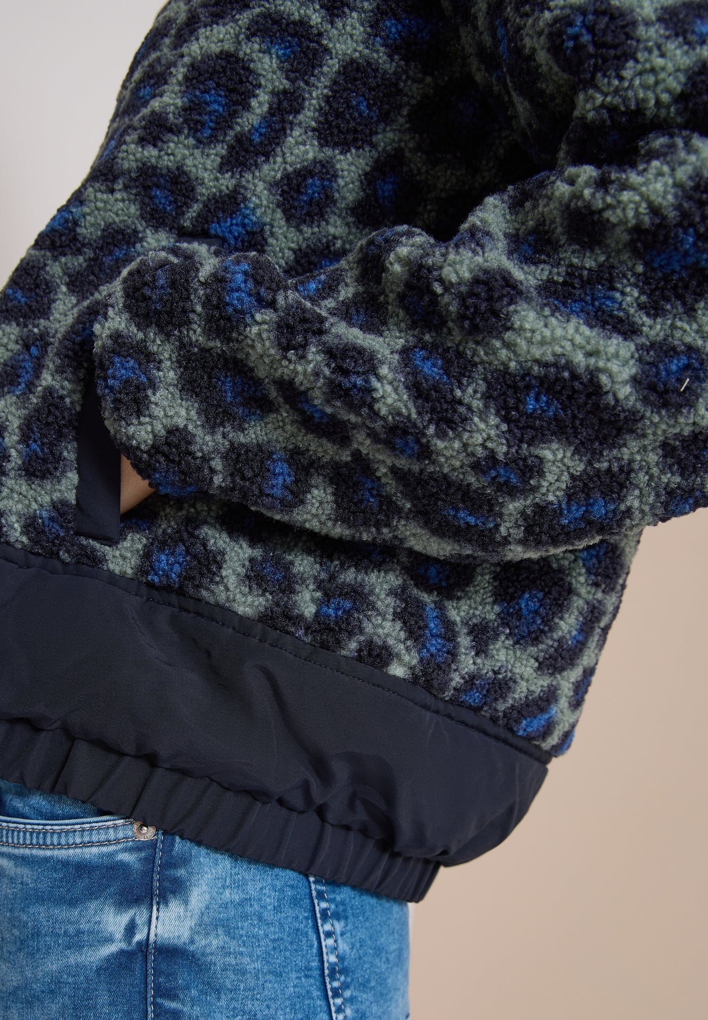 Teddy-Jacke mit Softshell-Details dried olive green Bild 7