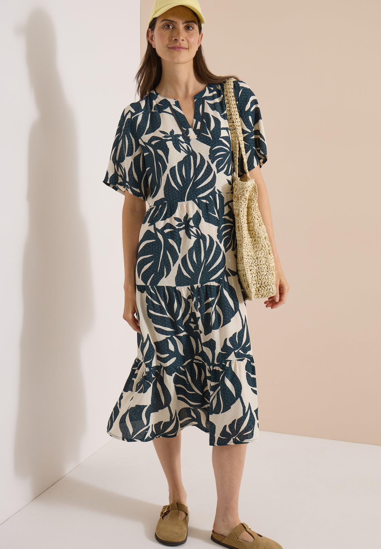 Midikleid mit Split Neck und Print palm breeze green Bild 3