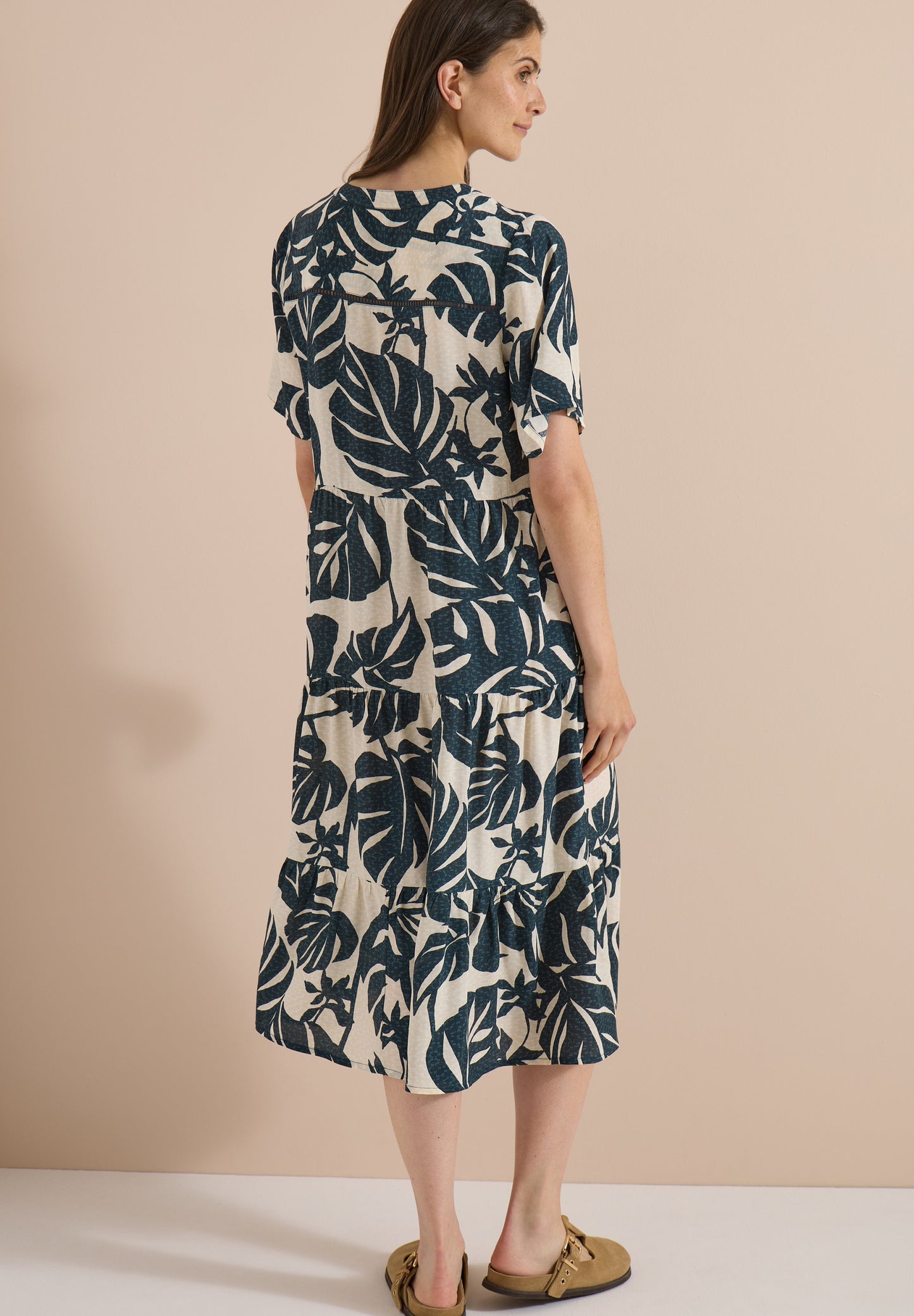 Midikleid mit Split Neck und Print palm breeze green Bild 4