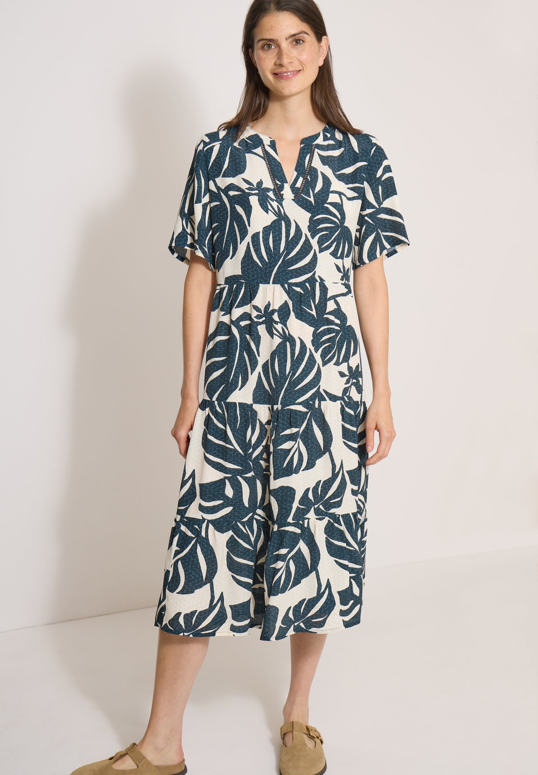 Midikleid mit Split Neck und Print palm breeze green Bild 6