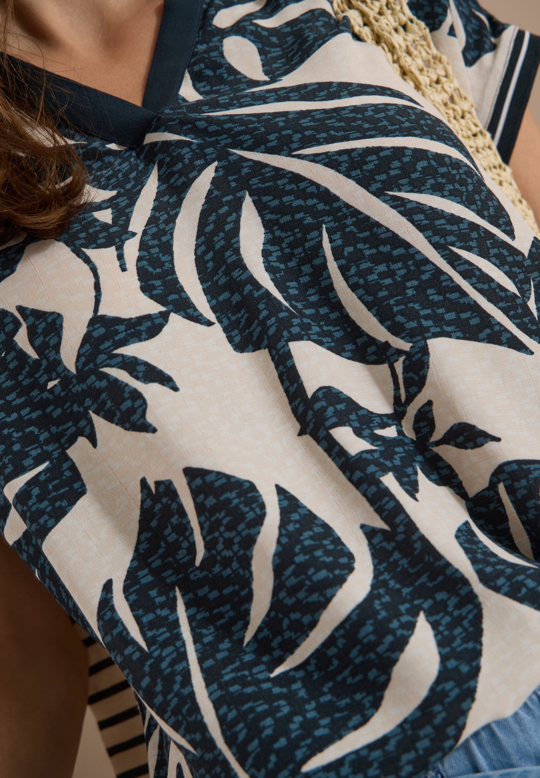 Bluse mit Split Neck und Printmix palm breeze green Bild 6