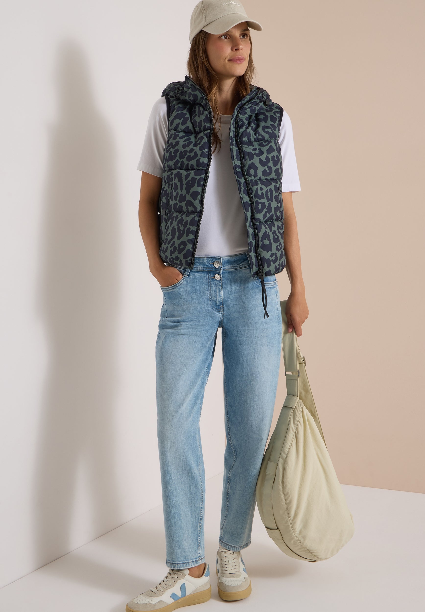 Steppweste mit Kapuze und Taschen dried olive green Bild 5