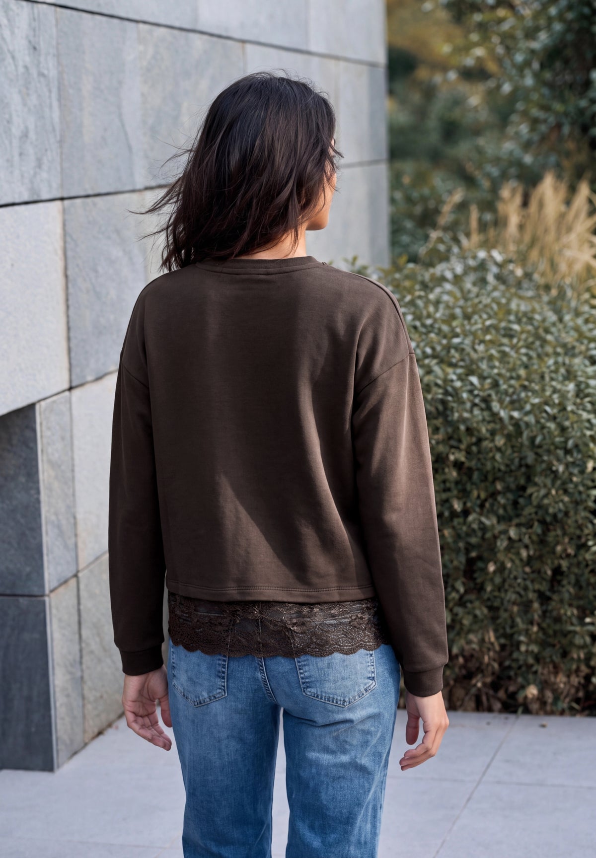 Langarm Shirt mit Rundhals und Spitzenkante truffle brown Bild 4
