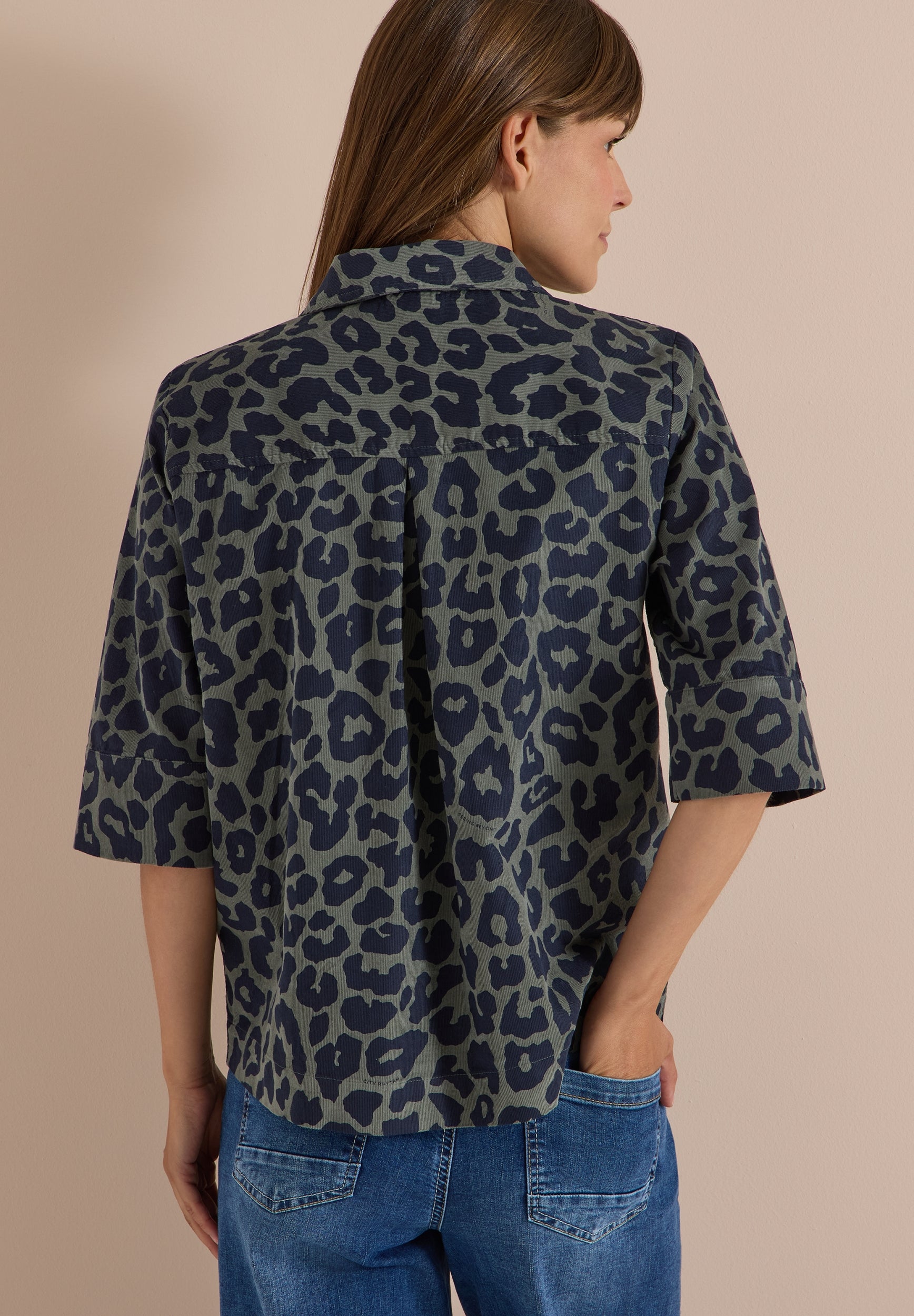 Kurzarm Hemdbluse aus Cord mit Leo-Muster dried olive green Bild 4