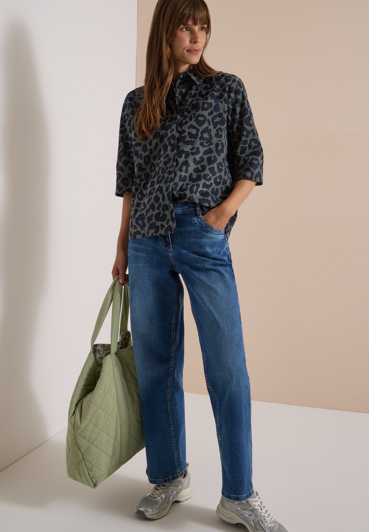Kurzarm Hemdbluse aus Cord mit Leo-Muster dried olive green Bild 5
