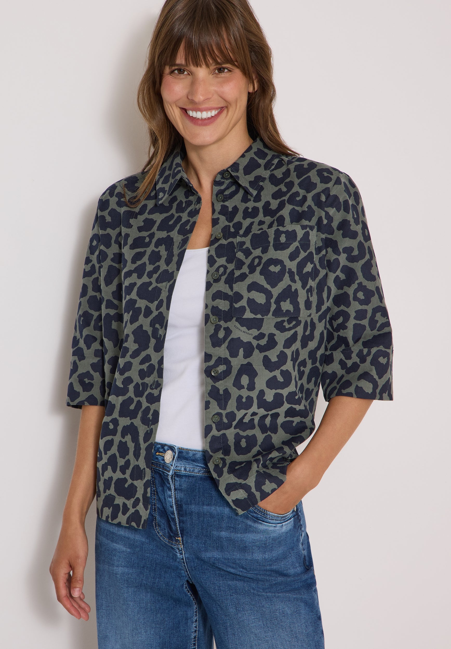 Kurzarm Hemdbluse aus Cord mit Leo-Muster dried olive green Bild 6