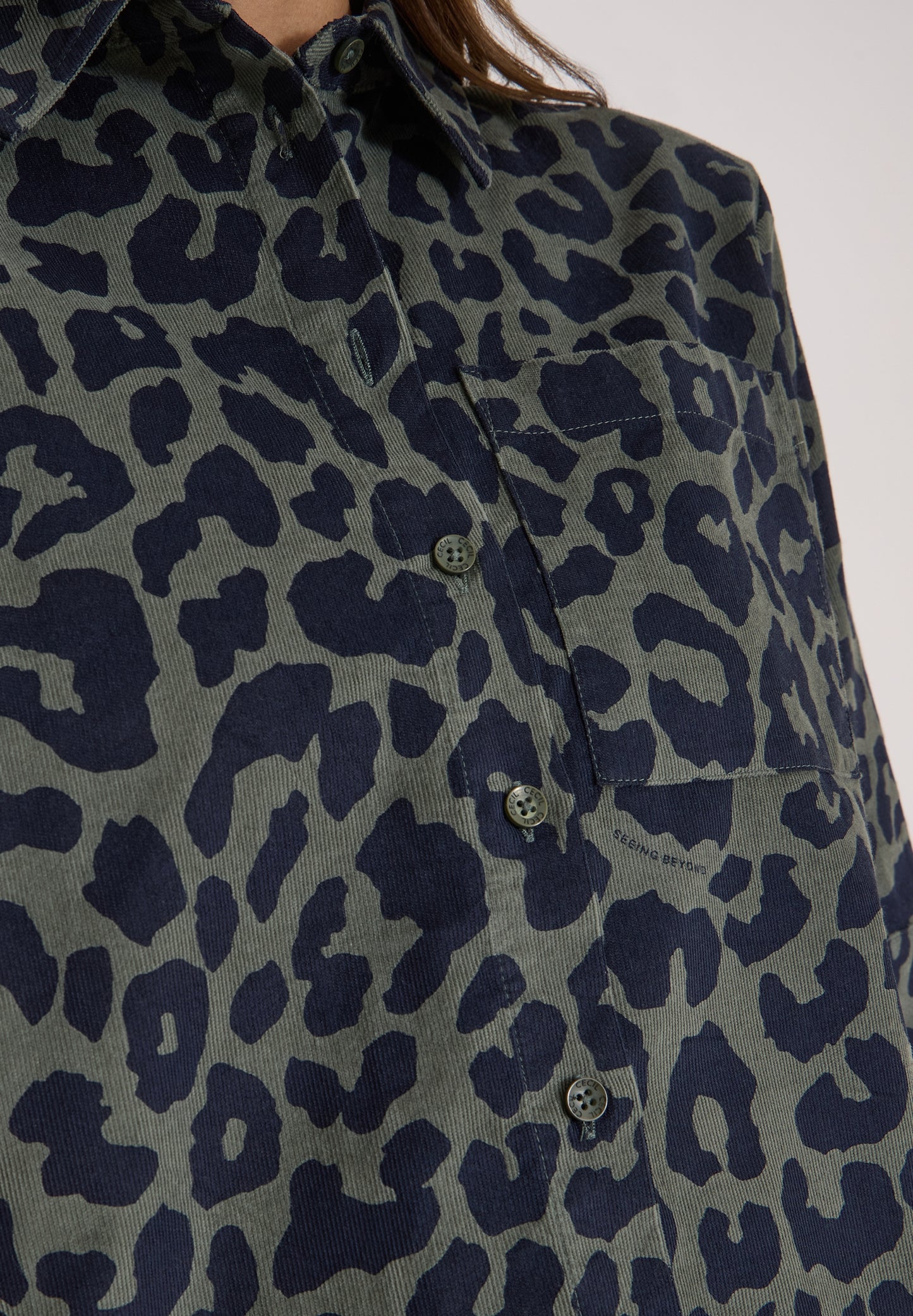 Kurzarm Hemdbluse aus Cord mit Leo-Muster dried olive green Bild 7