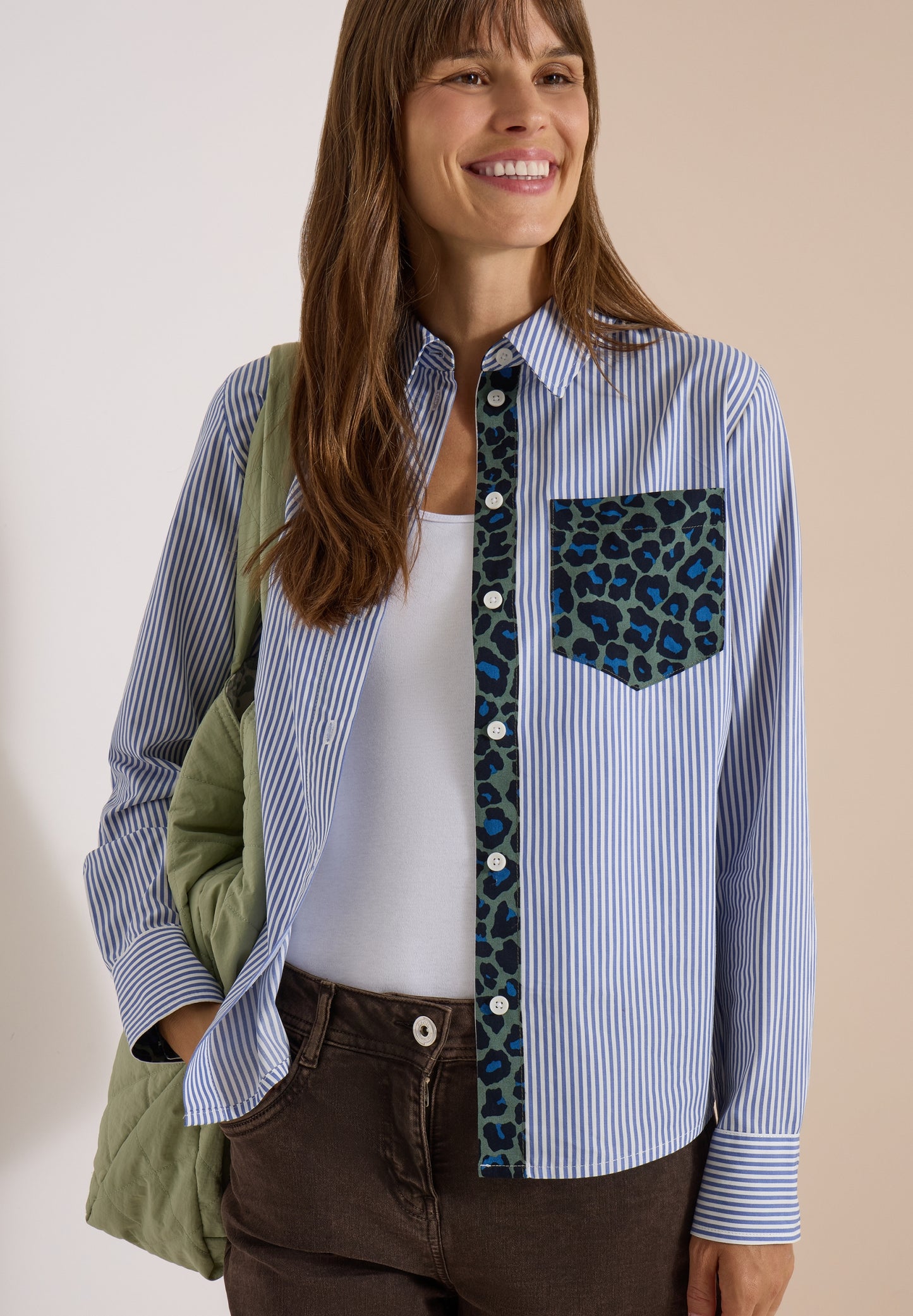 Hemdbluse mit Streifen und Leo-Brusttasche blouse blue Bild 3