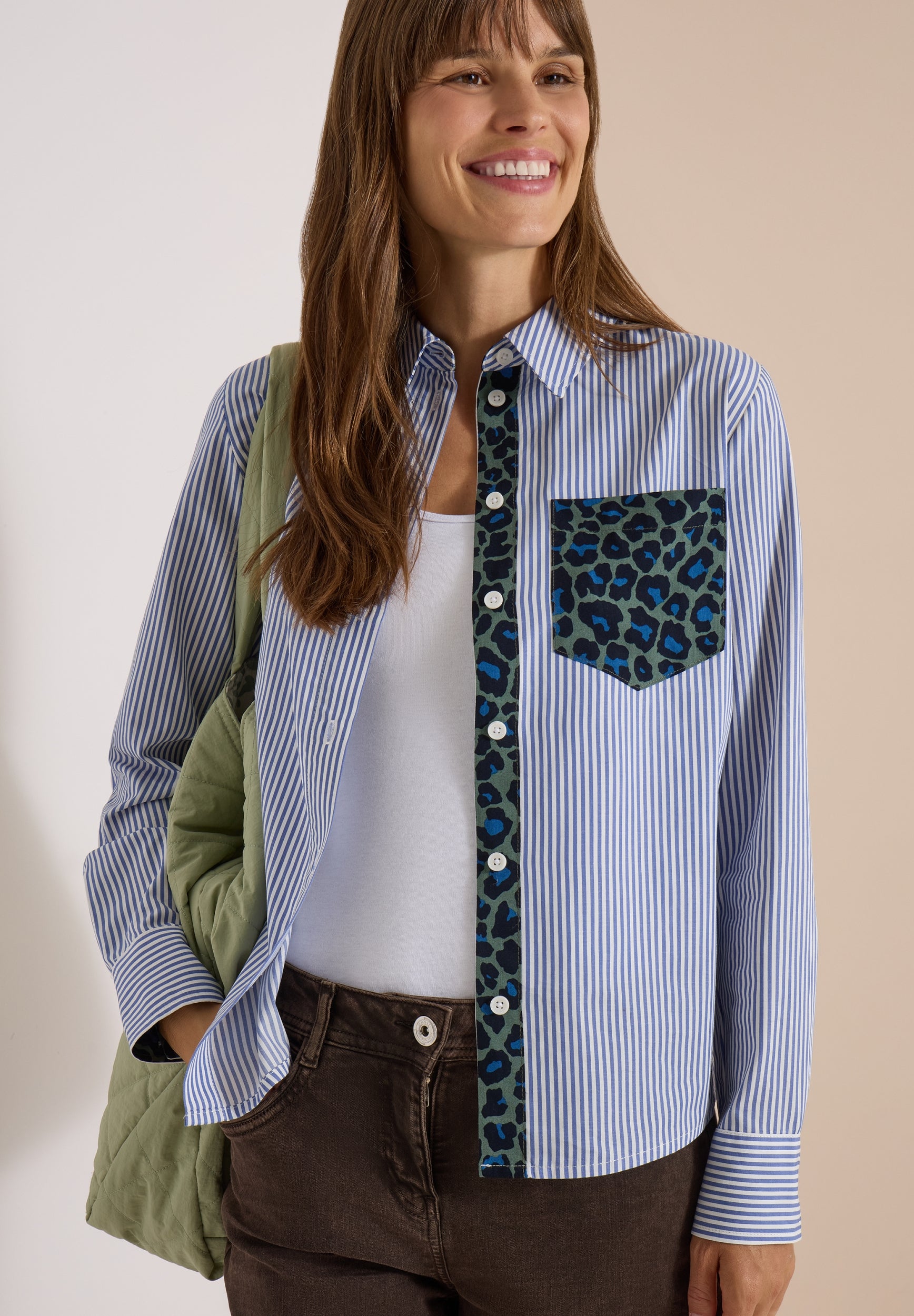 Hemdbluse mit Streifen und Leo-Brusttasche blouse blue Bild 3