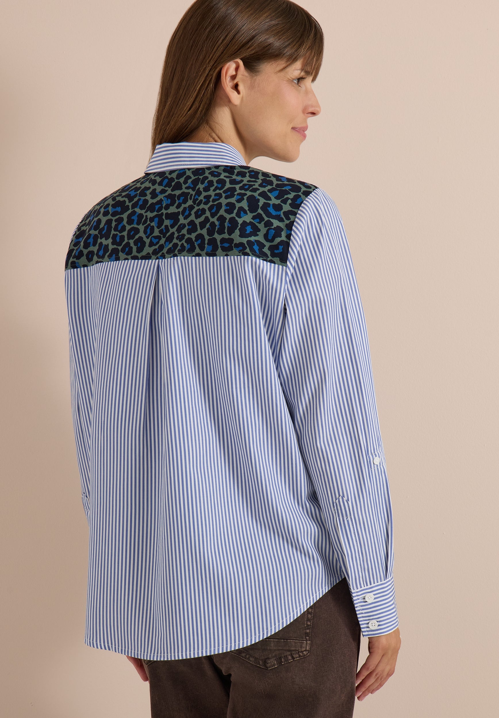 Hemdbluse mit Streifen und Leo-Brusttasche blouse blue Bild 4