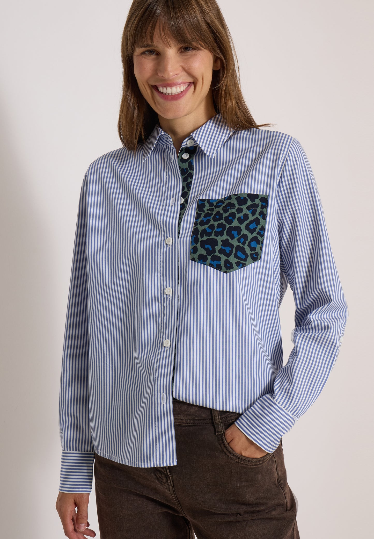 Hemdbluse mit Streifen und Leo-Brusttasche blouse blue Bild 6