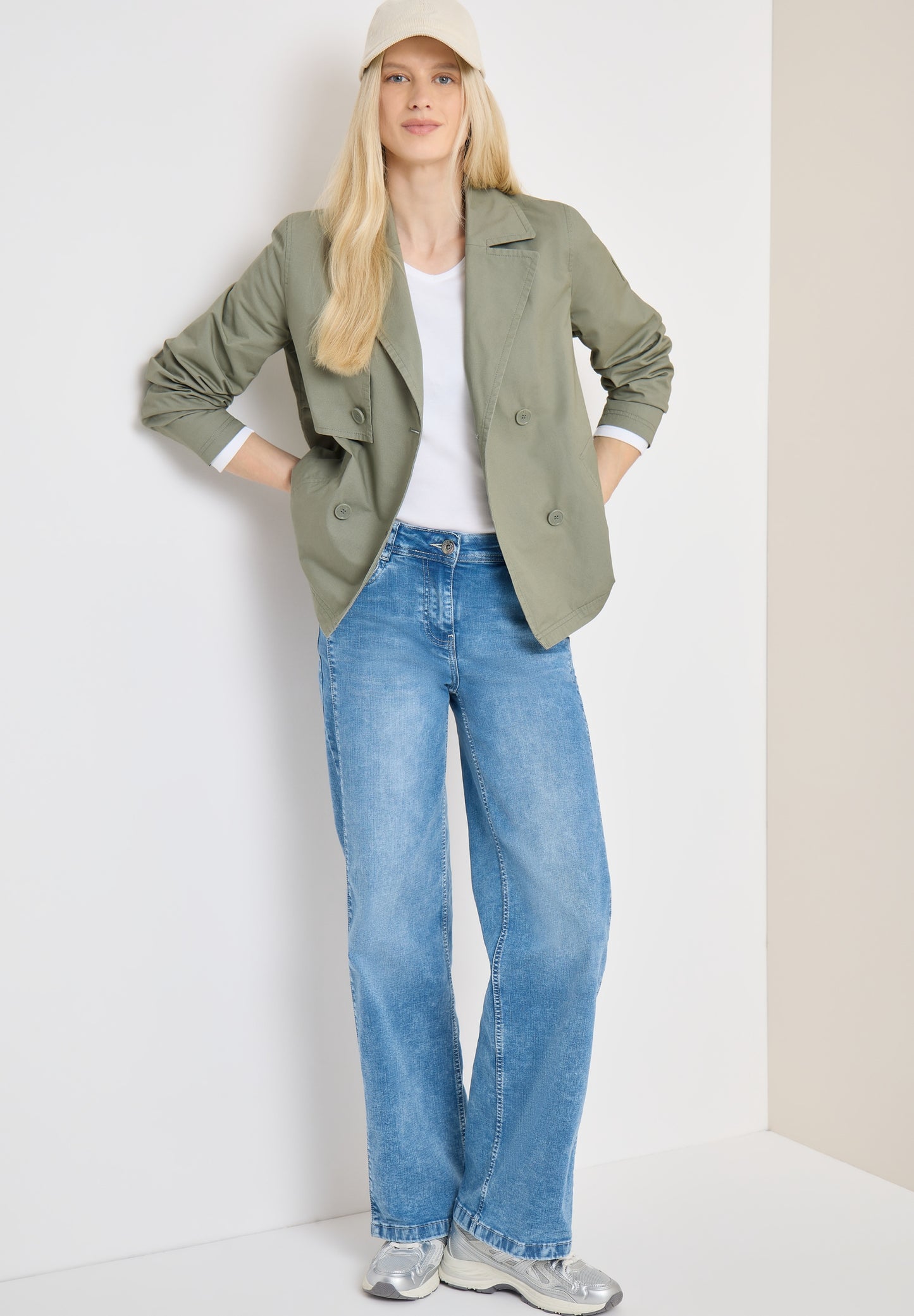 Trenchcoat in verkürzter Passform chlorella green Bild 3