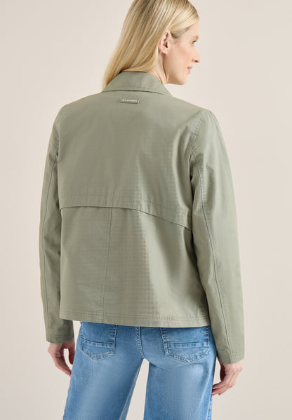 Trenchcoat in verkürzter Passform chlorella green Bild 4