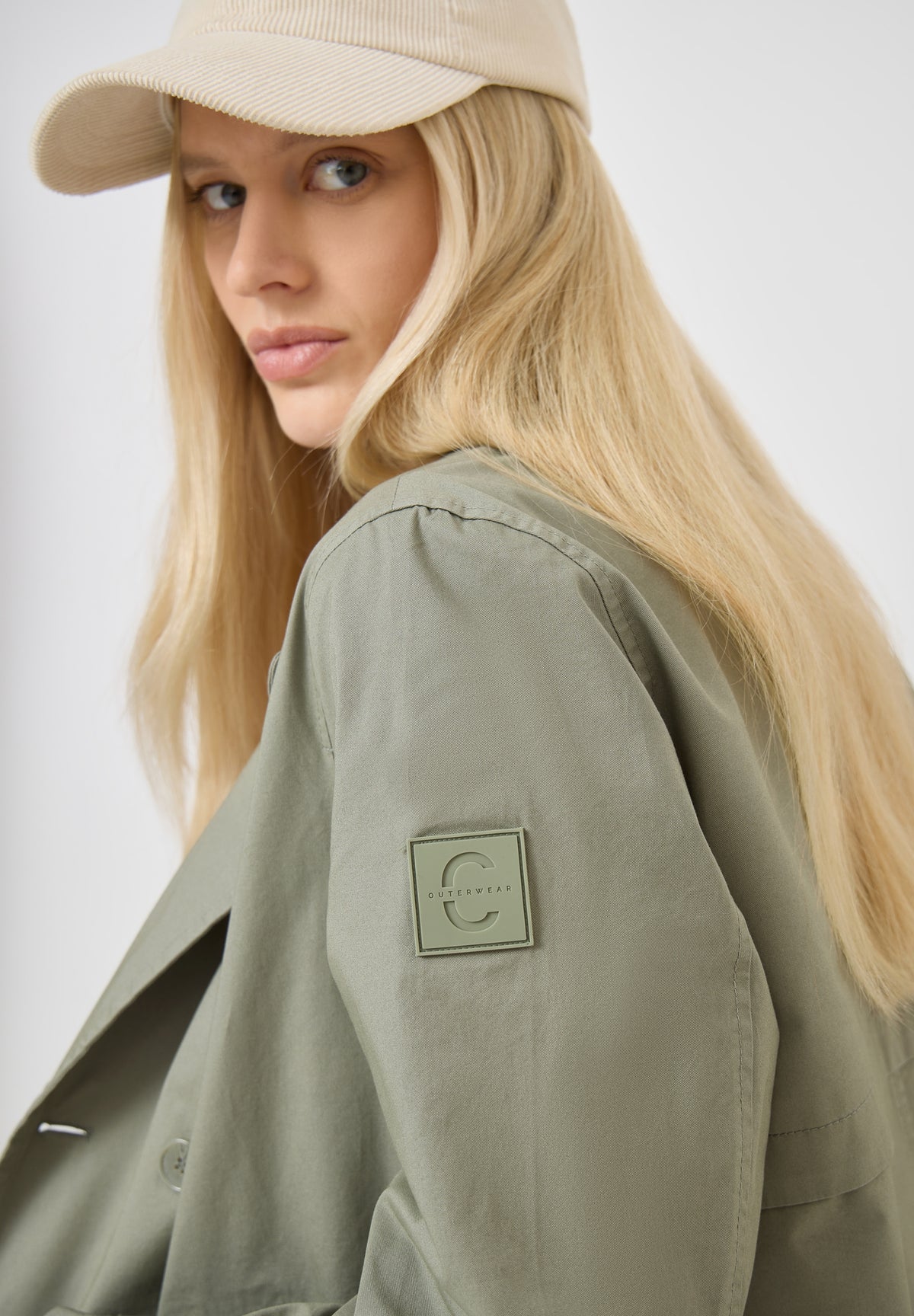 Trenchcoat in verkürzter Passform chlorella green Bild 6