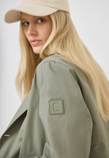 Trenchcoat in verkürzter Passform chlorella green Bild 6