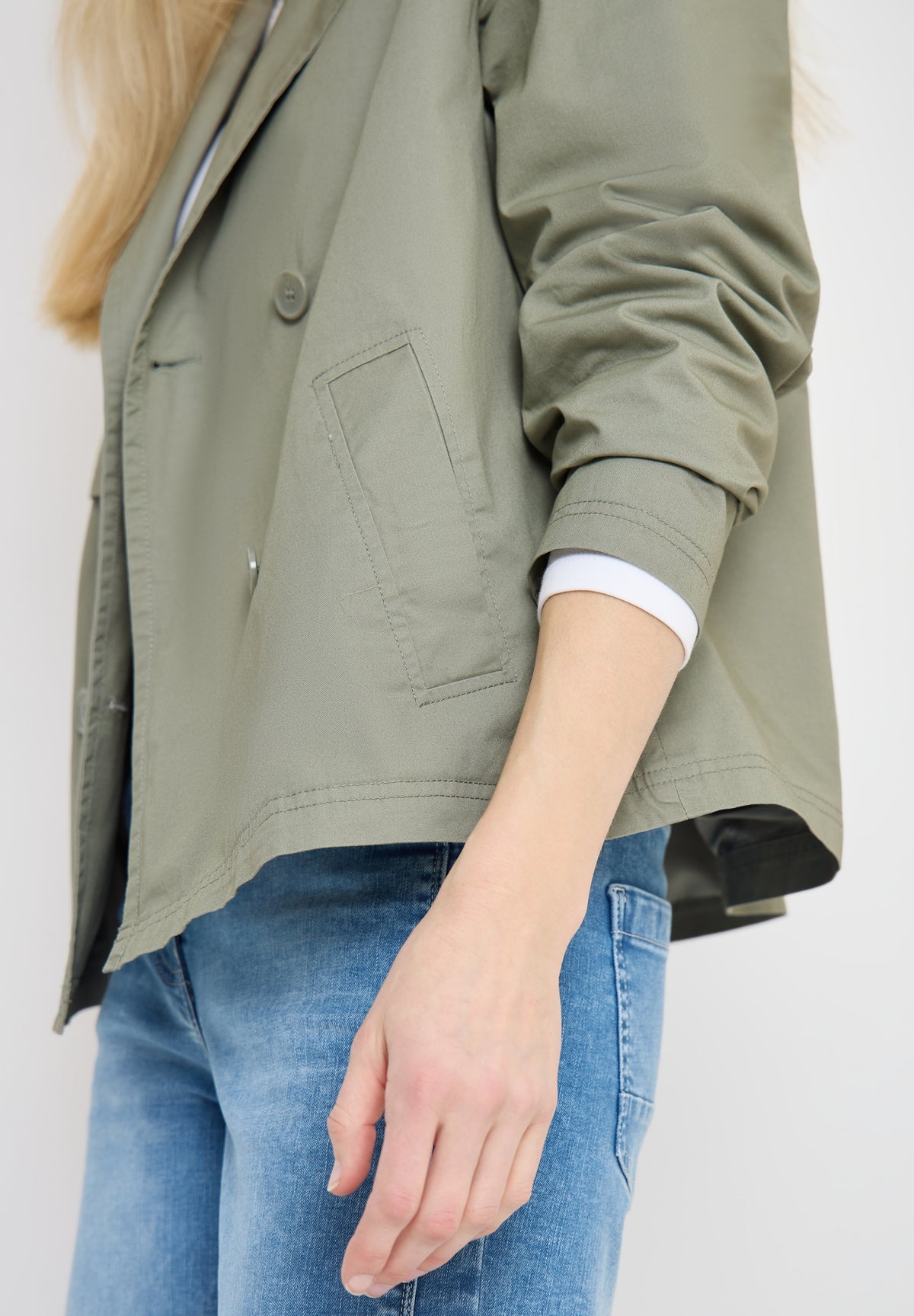 Trenchcoat in verkürzter Passform chlorella green Bild 7