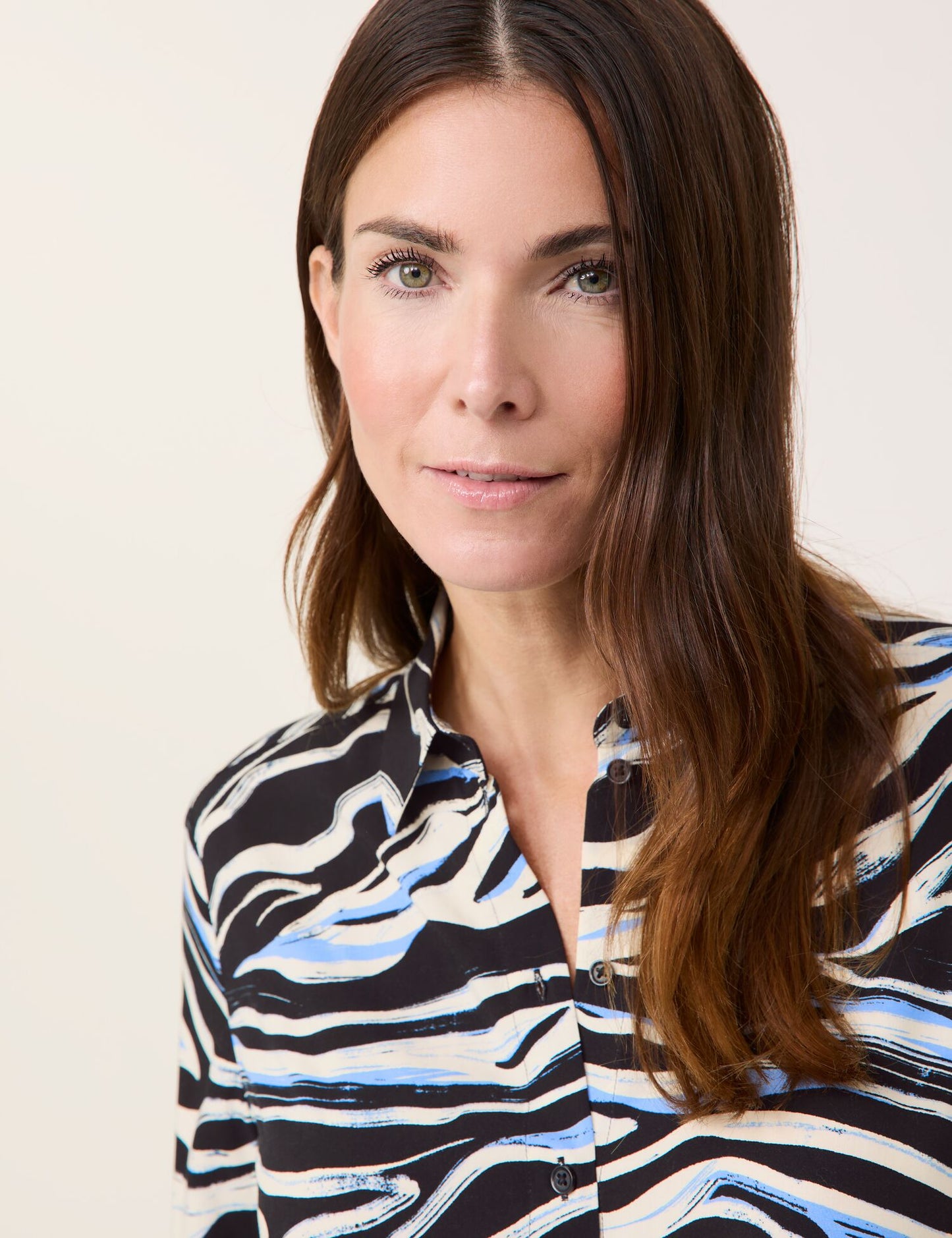 Fließende Hemdbluse BLACK/BLUE/CREAM PRINT Bild 4