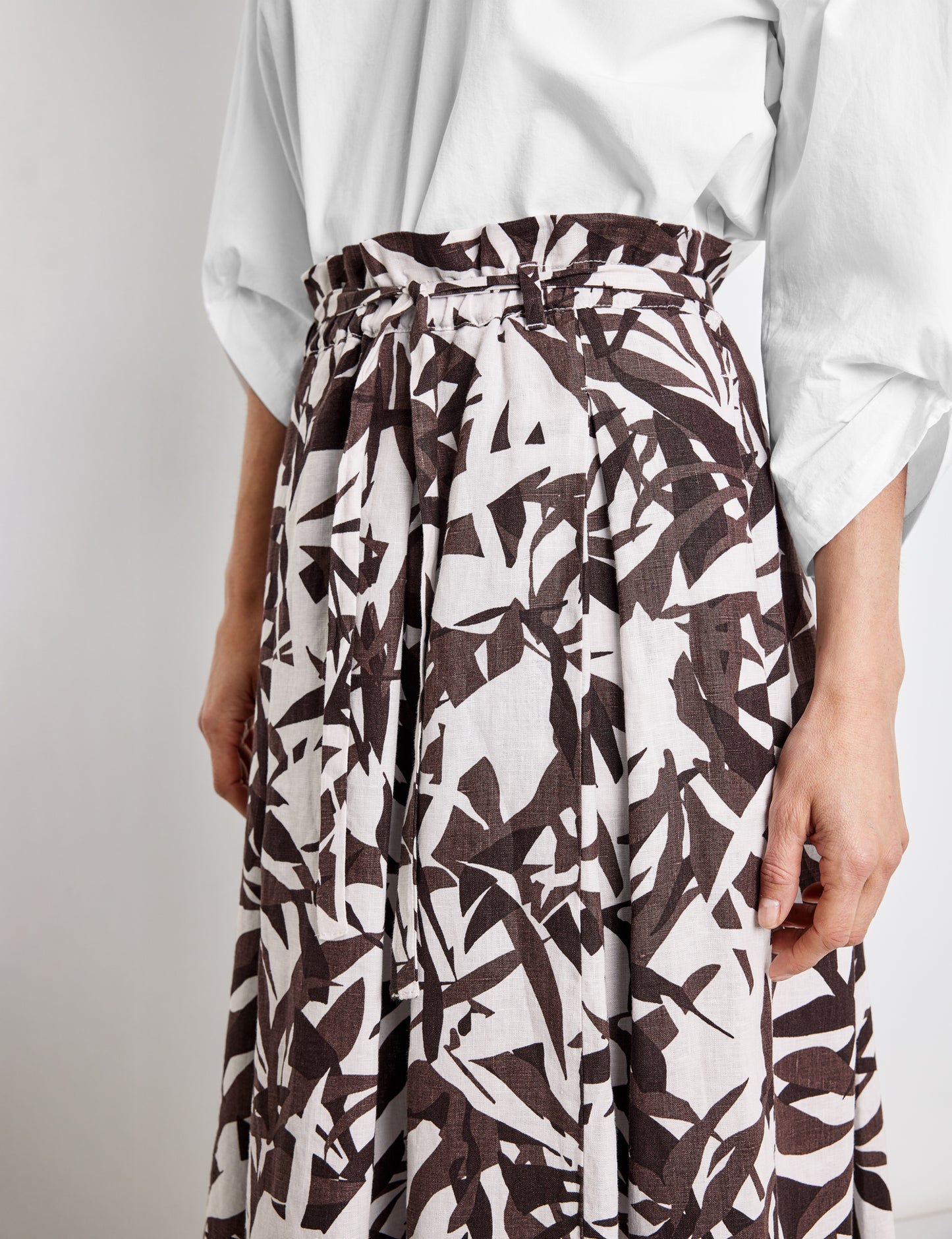 Linen skirt with a floral pattern