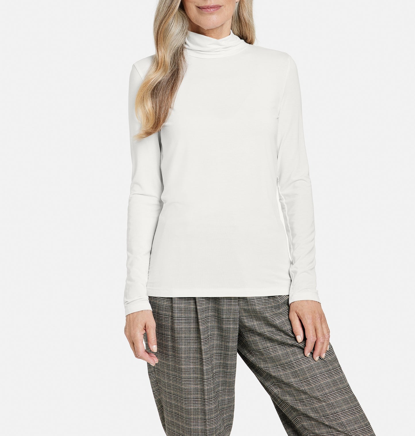 Long-sleeved shirt with pleated turtle