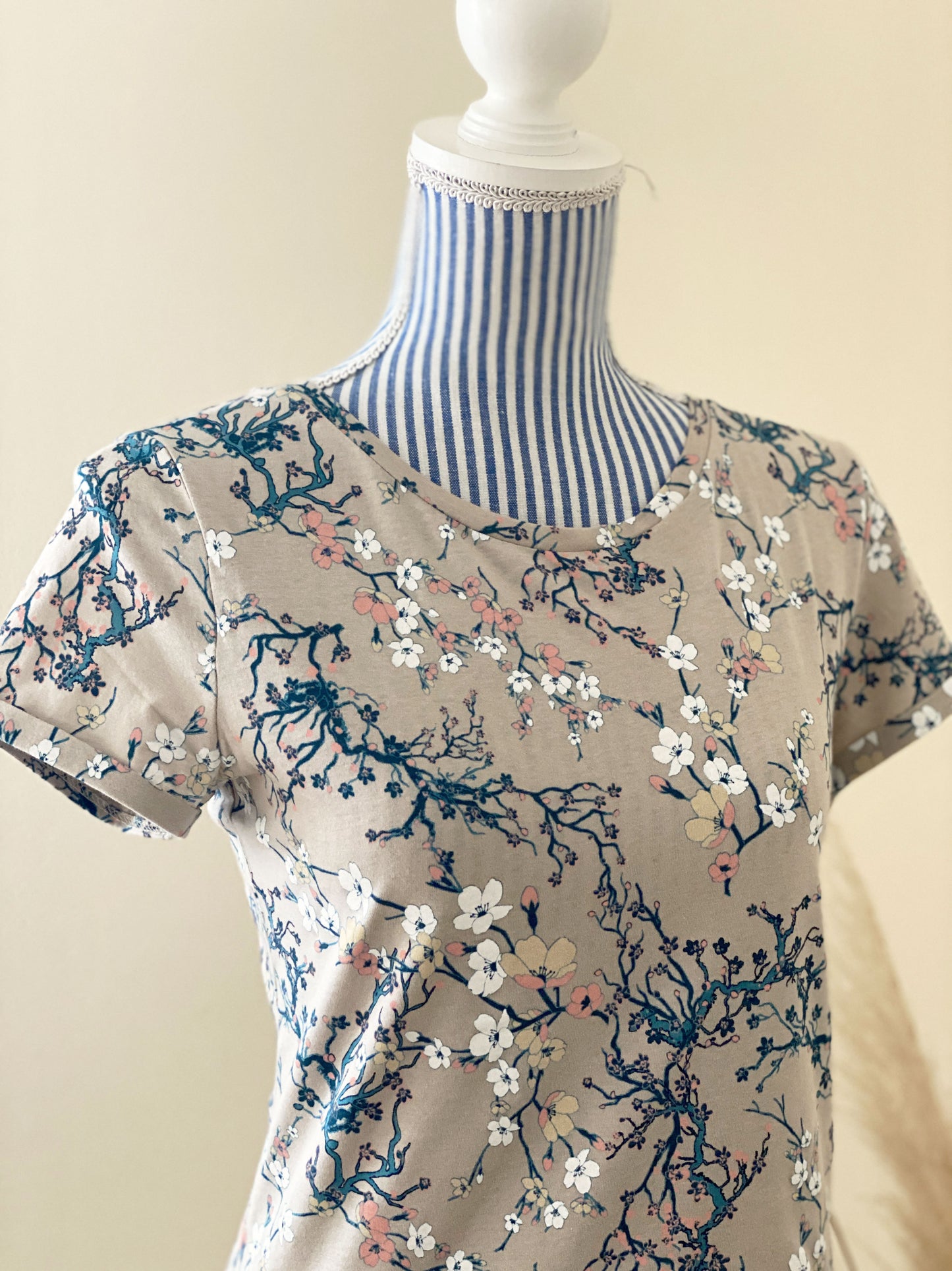 QS by s.Oliver Damen-T-Shirt mit floralem All-Over Print
